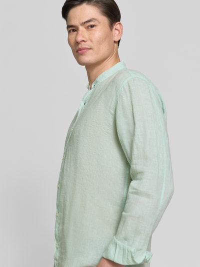 Männermodel trägt Regular Fit Freizeithemd aus reinem Leinen Modell 'RACE_1_M' von BOSS Orange in Hellgrün, Mao-Kragen, Langarm, unifarben, Nahaufnahme Oberkörper.