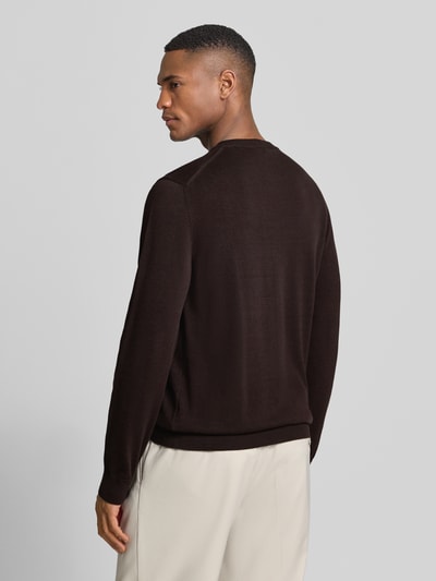 Männermodel trägt Regular Fit Strickpullover aus Baumwoll-Mix von Lacoste in Optik: Unifarben, Logo-Stitching, Ganzkörperansicht Rückansicht.