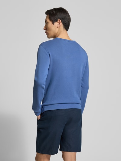 Männermodel trägt Regular Fit Sweatshirt aus Baumwoll-Mix von Polo Ralph Lauren in Blau, unifarben, Rückansicht, Ganzkörperansicht.