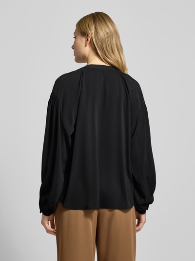 Kobiece model prezentuje Blusenshirt mit Raffungen Modell 'Brigida' von JOOP! o luźnym kroju, długość tyłu 64 cm, długość rękawów 56 cm, czarny kolor, wycięcie w kształcie łezki, marszczenia, widok całej sylwetki od tyłu.