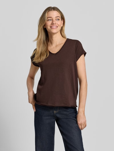 Frauenmodel trägt T-Shirt mit Rollsaum und V-Ausschnitt von Smith and Soul in Braun, Reine Baumwolle, Regular-Fit, Ganzkörperansicht von vorne. Rückenlänge bei Größe S: 63 cm.
