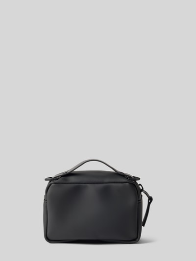 Produktfoto, czarna torebka damska Handtasche mit Reißverschluss Modell 'BOX BAG MICRO' od RAINS, matowa faktura, proste kształty, kontekst: główna komora na zamek, detal z logo, regulowany pasek na ramię, szerokość w rozmiarze 1: 17 cm, długość w rozmiarze 1: 12 cm, głębokość w rozmiarze 1: 8 cm, długość paska w rozmiarze 1: 87 cm