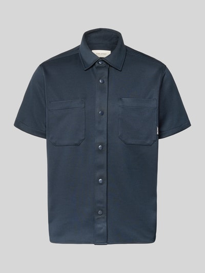 Produktfoto, Regular Fit vrijetijdsoverhemd met borstzakken model 'ADRIAN' van Blend in donkerblauw, elastische materiaalmix met viscose, kentkraag, knoopsluiting, maat M ruglengte 71 cm, schouderbreedte 47 cm, mouwlengte 23 cm