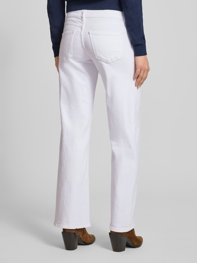 Vrouwenmodel draagt Wide Leg Jeans uit katoenmix model 'JUDY-O' van Only, unikleuren denim, five-pocket, knoopsluiting, achteraanzicht volledige opname.