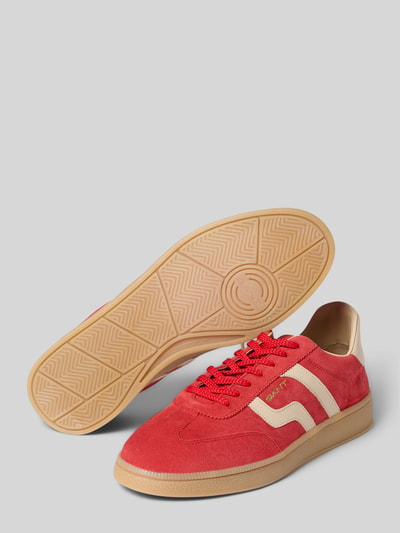 Produktfoto, Sneaker aus echtem Leder Modell 'Cuzmo' von Gant in Rot mit beiger Sohle und Logo-Prägung, glatte Struktur, abgerundete Form, Schnürverschluss, Sohlenhöhe 3 cm, Schafthöhe und Schaftweite je 8 cm.