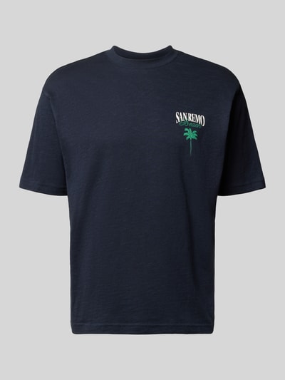 Produktfoto, T-Shirt aus Baumwolle mit rückseitigem Print von MCNEAL, czarna bawełna, krój relaxed fit, okrągły dekolt, długość tyłu w rozmiarze M: 62 cm