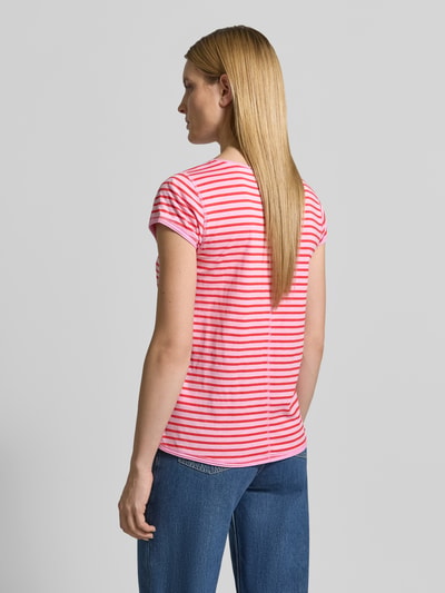 Frauenmodel trägt T-Shirt mit Streifenmuster und Rundhalsausschnitt von Christian Berg Woman aus reiner Bio-Baumwolle, Regular-Fit, Rückenlänge bei Größe S 69 cm, Ganzkörperansicht Rückansicht.