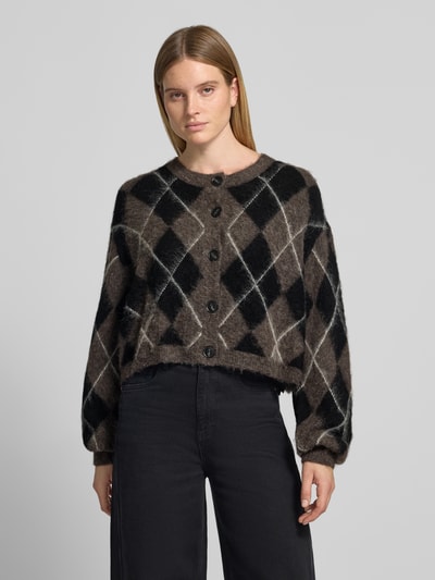 Frauenmodel trägt Relaxed Fit Cardigan aus Woll-Mix Modell 'sida' von Gestuz, braun-schwarz kariert, Knopfleiste, Ganzkörperansicht von vorne. Damen Cardigan, Rundhalsausschnitt, Allover-Look, Rückenlänge 50 cm, Ärmellänge 72 cm, mit Alpaka-Anteil.
