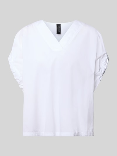 Produktfoto, Relaxed Fit Bluse mit V-Ausschnitt von Marc Cain, weiße Reine Baumwolle, Raffungen, Kurzärmeliges Design, glatte Textur.