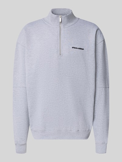 Produktfoto, hellgrauer Relaxed Fit Sweatshirt aus Baumwoll-Mix von PEGADOR mit Troyer-Kragen, Logo-Stickerei, Ziernähte und gerippten Abschlüssen.