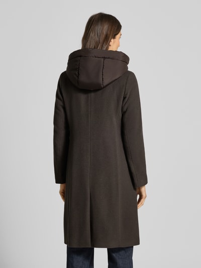 Frauenmodel trägt Regular Fit Wollmantel mit Kaschmir-Anteil Modell 'MIRA' von Cinque in dunklem Ton, Rückenansicht, Schurwoll-Mix, Kapuze, Reißverschluss, Reverskragen, Knopfverschluss, Eingrifftaschen, Rückenlänge bei Größe 36: 101 cm, Schulterbreite 39 cm, Brustweite 52 cm, Ärmellänge 65 cm. Ganzkörperansicht Rückansicht.