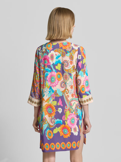 Frauenmodel trägt Knielanges Kleid aus Viskose mit Tunikakragen von Emily Van den Bergh, bunt gemustert, Straight Fit, 3/4-Arm, Rückenlänge 85 cm, Brustweite 47 cm, Ärmellänge 41 cm, Ganzkörperansicht Rückansicht