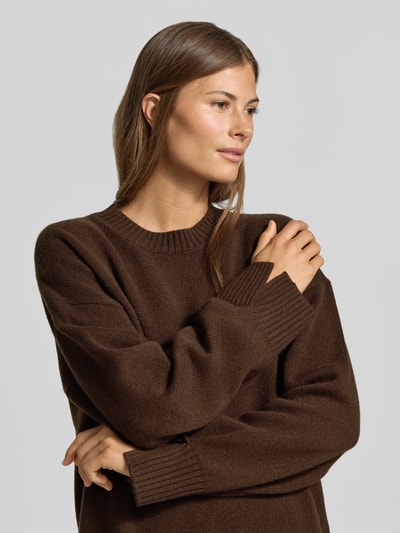Frauenmodel trägt Regular Fit Pullover aus Woll-Mix mit Kaschmir-Anteil von MYON in Braun, Strick-Optik, Rundhalsausschnitt, Nahaufnahme Oberkörper.