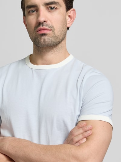 Männermodel trägt Slim Fit T-Shirt mit Rundhalsausschnitt von MCNEAL in Weiß, reine Baumwolle, kurzärmelig, Nahaufnahme Oberkörper.
