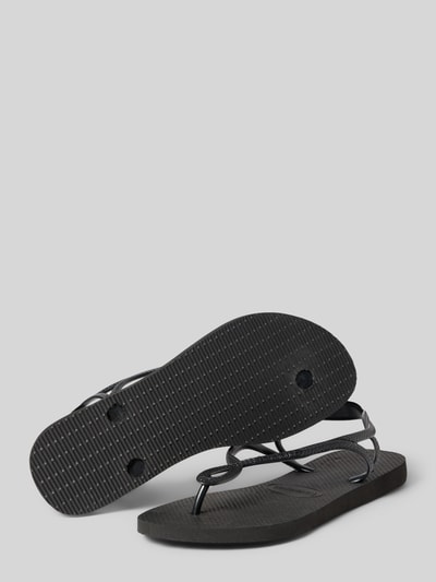 Produktfoto, schwarze Damen Sandalen mit Logo-Detail von Havaianas, abgerundete Passform, offene Ferse, Zehentrenner, Absatzhöhe 1 cm bei Größe 39/40, strukturierte Oberfläche