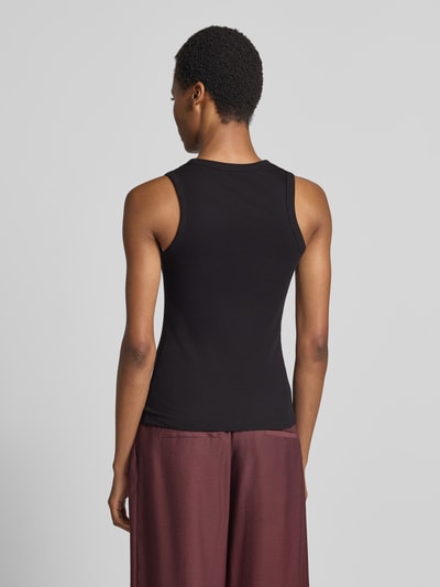 Vrouwenmodel draagt Slim Fit Tanktop uit katoenmix model 'Ilesso' van OPUS in zwart met glad oppervlak, Ganzkörperaanzicht achterkant.