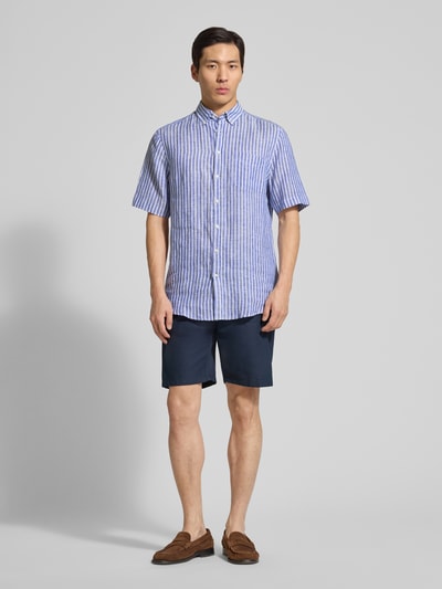 Männermodel trägt Regular Fit Freizeithemd aus Leinen von Christian Berg Men, blau-weiß gestreift, Button-Down-Kragen, Ganzkörperansicht von vorne.