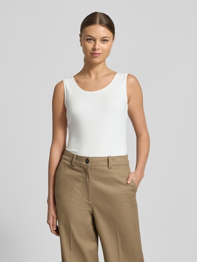 Modelka nosi Slim Fit Top mit Rundhalsausschnitt von Christian Berg Woman, biały, krój slim fit, elastyczny materiał, bez rękawów, długość tyłu 59 cm, ujęcie całej sylwetki z przodu