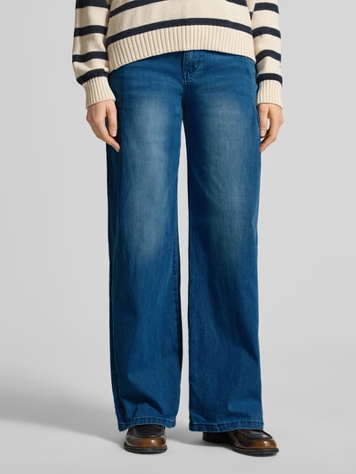 Vrouwenmodel draagt Wide Fit Jeans met Lyocell-Viskose-Anteil van Buena Vista, blauwe katoenen mix, 5-pocketmodel, knoop- en ritssluiting, bandwijdte maat S 40 cm, binnenbeenlengte maat S 81 cm, vooraanzicht volledige lichaamsopname.