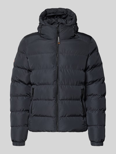 Produktfoto, Steppjacke mit Label-Stitching und Kapuze von Superdry in Schwarz mit Reißverschluss, seitlichen Taschen, elastischen Ärmelabschlüssen, geradem Schnitt, Kapuze mit Kordelzug, Steppstruktur, Produktdetails laut Kontext