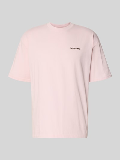 Produktfoto, Oversized T-Shirt mit Label-Detail Modell 'Bovec' von Pegador, Herren T-Shirt aus Reine Baumwolle, Oversized-Fit, zartrosa Farbe, Rundhalsausschnitt, glatte Textur, Rückenlänge bei Größe M: 71 cm.