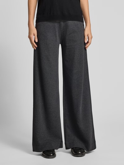 Vrouwenmodel draagt Wide Leg Hose mit elastischem Bund van ARMEDANGELS, donkergrijs, gladde textuur, Ganzkörperaanzicht van voren, Dames wijdte broek