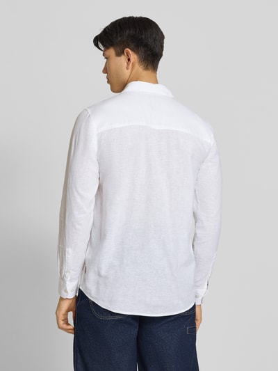 Männermodel trägt weißes Slim Fit Freizeithemd aus Baumwoll-Leinen-Mix CAIDENLS SOLID von Only & Sons, Rückenpasse, Ganzkörperansicht Rückansicht.