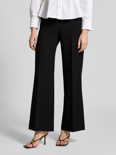 Vrouwenmodel draagt Wide Leg Anzughose met Viskose-Anteil Model 'HASMINA' van HUGO, look: effen, pasvorm: wide leg, sluiting, detailopname.