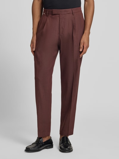 Männermodel trägt Hose aus Leinen-Mix mit Bügelfalte Modell 'Servo' von CINQUE in Braun, Straight Fit, Nahaufnahme Oberkörper, französische Eingrifftaschen, Label-Detail, Haken- und Reißverschluss, Kontext: Herren Hose, Leinen-Mix mit Viskose-Anteil, Bundweite 43 cm, Innenbeinlänge 75 cm.
