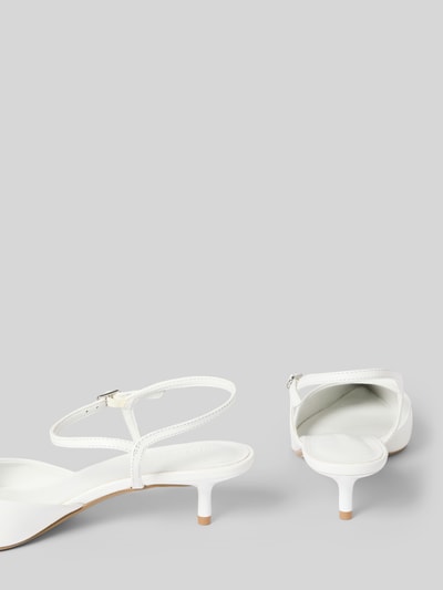 Produktfoto, Pumps aus echtem Leder Modell 'Adelaide' von Steve Madden in Weiß mit spitz zulaufender Form, Pfennigabsatz, glatter Sohle, feiner Dornschließe, Absatzhöhe 4 cm bei Größe 40, Damen Pumps