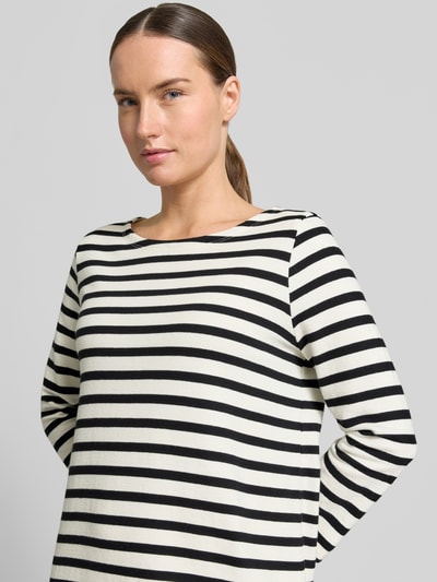 Frauenmodel trägt Loose Fit Freizeitkleid aus reiner Baumwolle von Marc O'Polo, schwarz-weiß gestreift, Damen Freizeitkleid, Nahaufnahme Oberkörper.