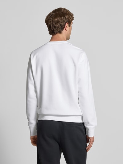 Männermodel trägt Sweatshirt mit Label-Stitching und Rundhalsausschnitt von Nike in Weiß, Baumwoll-Mix, Regular-Fit, Rückenansicht, Rückenlänge 69 cm, Ärmellänge 71 cm, Größe M. Ganzkörperansicht Rückansicht.