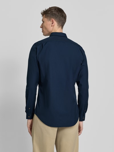 Männermodel trägt Tailored Fit Freizeithemd mit Button-Down-Kragen von PAUL SMITH aus reiner Baumwolle, dunkelblau, Stitching, Ganzkörperansicht Rückansicht.