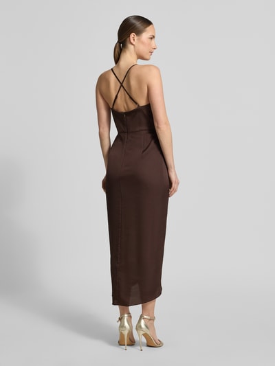 Frauenmodel trägt Cocktailkleid aus Satin in Wickel-Optik von V by Vera Mont, braune Farbe, gerader Schnitt, Midikleid, Spaghettiträger, Rückenlänge bei Größe 36: 122 cm, Brustweite bei Größe 36: 36 cm, Ganzkörperansicht Rückansicht.