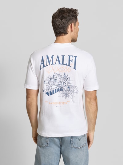 Männermodel trägt T-Shirt aus Baumwolle mit rückseitigem Print von MCNEAL, Relaxed-Fit, Rundhalsausschnitt, Rückenlänge 62 cm, Ganzkörperansicht Rückansicht.