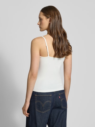 Frauenmodel trägt Regular Fit Trägertop aus Baumwoll-Mix von Tommy Jeans in Unifarben mit Logo-Stitching, Rückansicht Ganzkörperansicht.