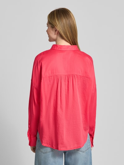 Frauenmodel trägt Regular Fit Bluse mit verdeckter Knopfleiste Modell 'SANDY' von 0039 Italy aus reiner Baumwolle in Pink, Ganzkörperansicht Rückansicht.