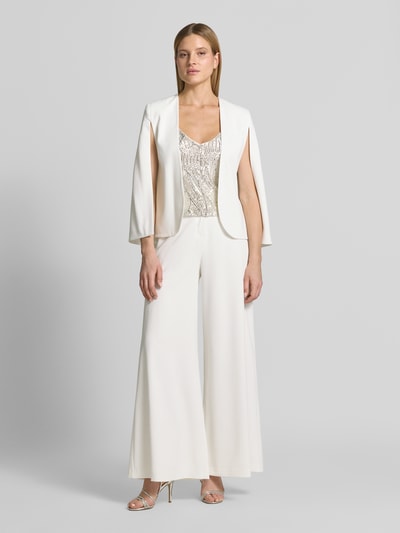 Vrouwenmodel draagt Wide Fit Stoffhose met Haken- und Reißverschluss van Swing in wit, elastische materiaalmix, wide fit, haakjessluiting en ritssluiting, bandwijdte maat 36: 33 cm, binnenbeenlengte maat 36: 80 cm, met vloeiende structuur. Ganzkörperansicht von voren.