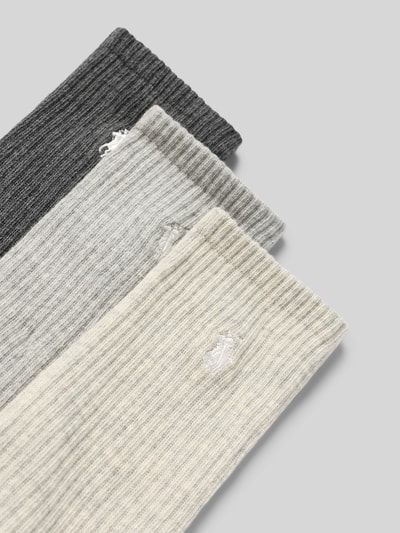 Produktfoto, gerippte Socken aus Baumwoll-Mix im 3er-Pack von Polo Ralph Lauren Underwear in Grau- und Beigetönen, weiche Textur