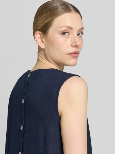 Männermodel trägt Knielanges Kleid aus Leinen-Viskose-Mix Modell 'LAVA' von FREE/QUENT, granatowy kolor, prosty krój, z okrągłym dekoltem, guziki z tyłu, długość do kolan, długość pleców w rozmiarze S: 95 cm, szerokość w rozmiarze S: 50 cm, zbliżenie na górną część pleców