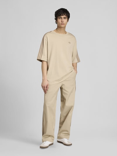 adidas Originals Loose Fit T-Shirt aus reiner Baumwolle mit Logo-Stitching Sand 1