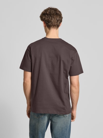 Männermodel trägt Regular Fit T-Shirt mit Logo-Stitching Modell 'Chase' von Carhartt Work In Progress, Baumwolle, Rückansicht, Ganzkörperansicht.