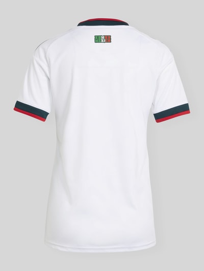 Männermodel trägt Regular Fit Mexiko-Trikot aus schnelltrocknendem Material von adidas Sportswear, biała struktura, logo, pasy, krótki rękaw, krój regular fit, widok całej sylwetki z tyłu