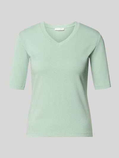Produktfoto, T-shirt mit V-Ausschnitt von Christian Berg Woman, mieszanka bawełny i elastanu, krój regular fit, rękaw o dł. 1/2, długość tyłu 55 cm w rozmiarze S, jasny zielony kolor, gładka powierzchnia
