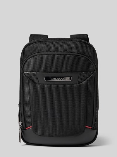 Produktfoto, Crossbody Bag mit Logo-Detail Modell 'Pro-DLX' von Samsonite in Schwarz mit strukturiertem Material, Reißverschluss und geteiltem Hauptfach, verstellbarer Schulterriemen, Maße 17x23x8 cm, Schulterriemen 108 cm.
