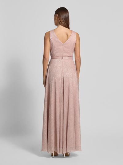 Modelka kobieca ma na sobie szimmerndes Abendkleid mit V-Ausschnitt von TROYDEN COLLECTION, krój slim fit, maxi, pasek w talii, zamek z tyłu, długość pleców w rozmiarze 36: 160 cm, szerokość w rozmiarze 36: 45 cm, różowe odcienie, delikatna tekstura, całkowity widok od tyłu.