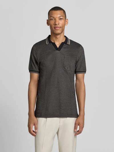 Männermodel trägt Regular Fit Poloshirt aus reiner Baumwolle Modell 'OPEN COLLAR POLO' von s.Oliver RED LABEL in Melange-Optik, Piqué-Textur, kurzarm, mit Brusttasche, Ganzkörperansicht von vorne.