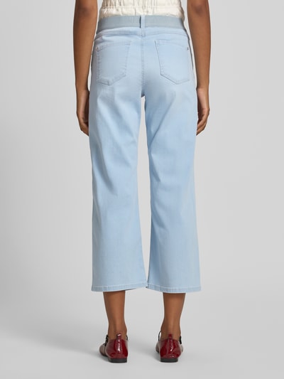 Frauenmodel trägt Caprijeans mit elastischem Bund Modell 'Linn' von Angels in Hellblau, Baumwoll-Mix mit Stretch, Ganzkörperansicht Rückansicht.