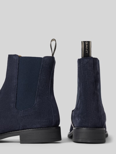 Produktfoto, dunkelblaue Stiefeletten aus echtem Rindvelours Modell 'Fayy' von GANT, samtige Textur, Damen Stiefeletten von GANT