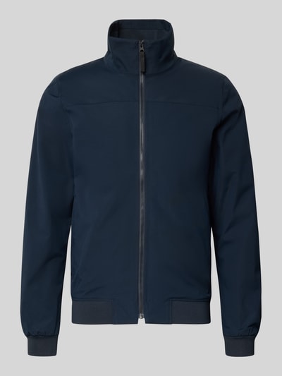 Produktfoto, granatowa Regular Fit Jacke mit Stehkragen Modell 'Alvin' von Didriksons, zamek, elastyczne wykończenia, kieszenie, długość pleców w rozmiarze M 69 cm, szerokość ramion w rozmiarze M 44 cm, szerokość klatki piersiowej w rozmiarze M 54 cm, długość rękawa w rozmiarze M 70 cm